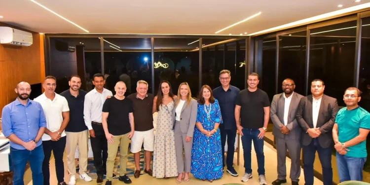 celina-leao-fecha-apoio-de-12-partidos-para-reeleicao-no-df