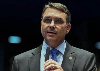 flavio-se-diz-“bolsonaro-2.0”-e-pede-que-trump-interfira-em-territorios-brasileiros