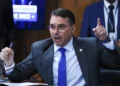 flavio-bolsonaro-e-alvo-de-denuncia-na-pgr-apos-envio-de-relatorio-a-autoridades-dos-eua