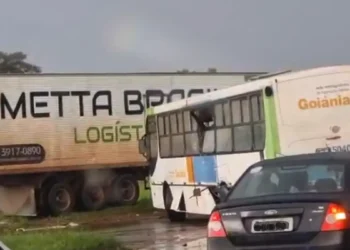 caminhoneiro-bebado-causa-acidente-e-trava-perimetral-norte-durante-chuva-em-goiania