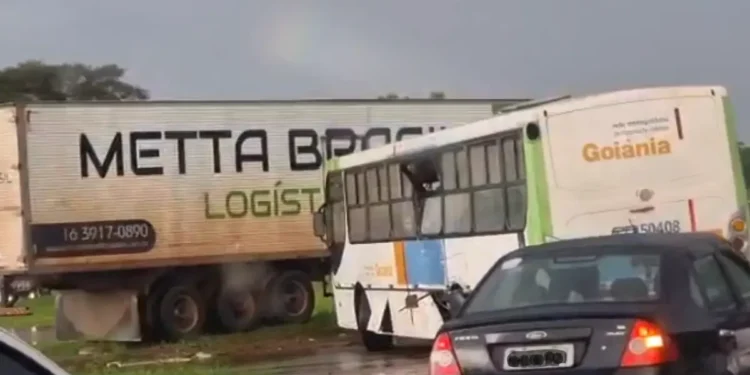 caminhoneiro-bebado-causa-acidente-e-trava-perimetral-norte-durante-chuva-em-goiania