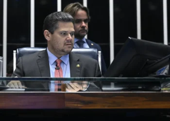 alcolumbre-joga-nos-2-lados-para-equilibrar-pressoes-do-governo-e-oposicao