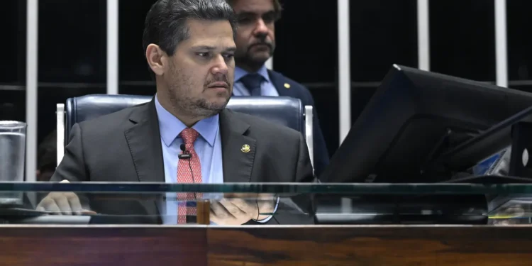 alcolumbre-joga-nos-2-lados-para-equilibrar-pressoes-do-governo-e-oposicao