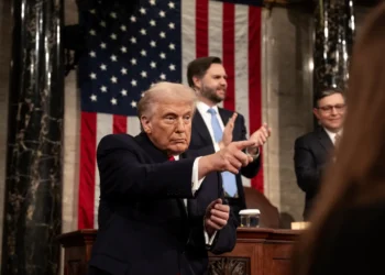 trump-volta-a-ameacar-ira-antes-das-negociacoes:-“so-estao-vivos-para-negociar”