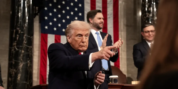 trump-volta-a-ameacar-ira-antes-das-negociacoes:-“so-estao-vivos-para-negociar”