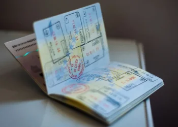 novo-sistema-de-entrada-na-europa-comeca-a-valer;-entenda-as-novas-regras