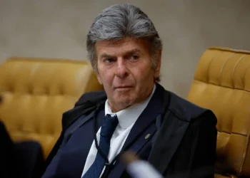 fux-muda-voto-e-defende-absolvicao-de-reus-do-8-de-janeiro-no-stf