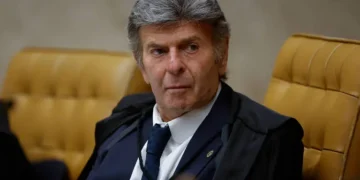 fux-muda-voto-e-defende-absolvicao-de-reus-do-8-de-janeiro-no-stf
