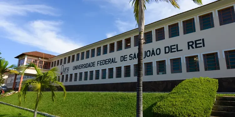 ufsj-abre-selecao-para-professor-com-salarios-de-ate-r$-8-mil