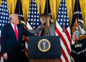 “tenham-medo”:-brasileira-ameaca-expor-“sistema-corrupto”-de-melania-e-trump