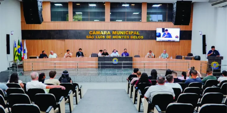 camara-de-sao-luis-de-montes-belos-abre-concurso-com-salarios-de-ate-r$-7,4-mil
