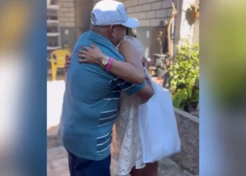 apos-reencontro-em-velorio,-mulher-celebra-aniversario-com-o-pai-pela-primeira-vez-em-aparecida