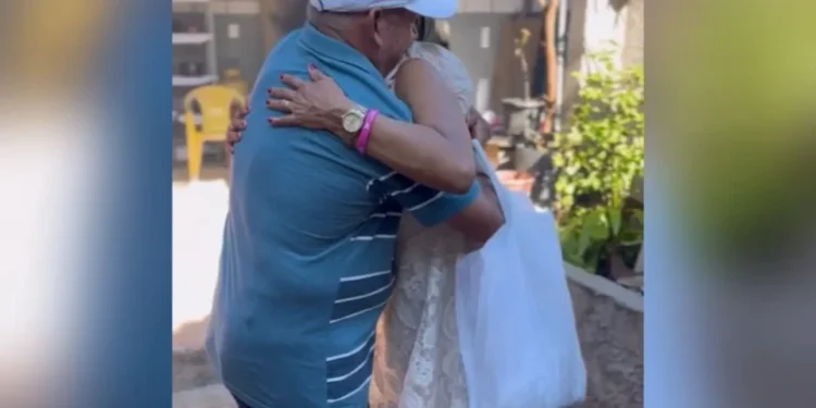 apos-reencontro-em-velorio,-mulher-celebra-aniversario-com-o-pai-pela-primeira-vez-em-aparecida