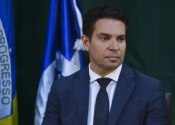 imprensa-internacional-repercute-prisao-de-ramagem-pelo-ice-nos-eua