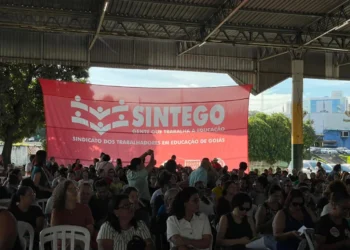 servidores-da-educacao-de-goiania-paralisam-atividades-e-cobram-valorizacao-da-prefeitura