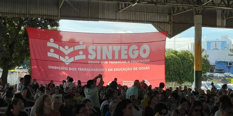 servidores-da-educacao-de-goiania-paralisam-atividades-e-cobram-valorizacao-da-prefeitura