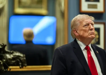 teera-reabre-ormuz-enquanto-eua-mantem-bloqueio-naval