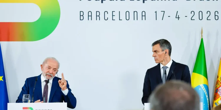 em-barcelona,-lula-questiona:-‘onde-e-que-a-democracia-errou?’