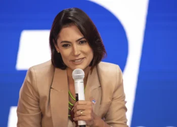 michelle-bolsonaro-contesta-pre-candidatura-de-izalci-ao-gdf-e-cobra-decisao-oficial-do-pl