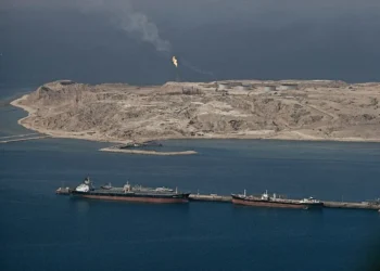 ira-volta-a-fechar-estreito-de-ormuz-e-acusa-eua-de-bloqueio-naval