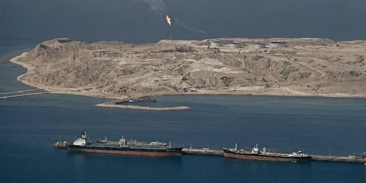 ira-volta-a-fechar-estreito-de-ormuz-e-acusa-eua-de-bloqueio-naval