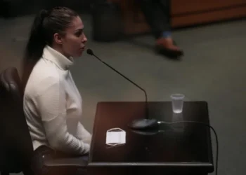 monique-medeiros-se-entrega-a-policia-apos-stf-restabelecer-prisao