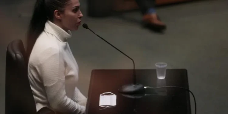 monique-medeiros-se-entrega-a-policia-apos-stf-restabelecer-prisao