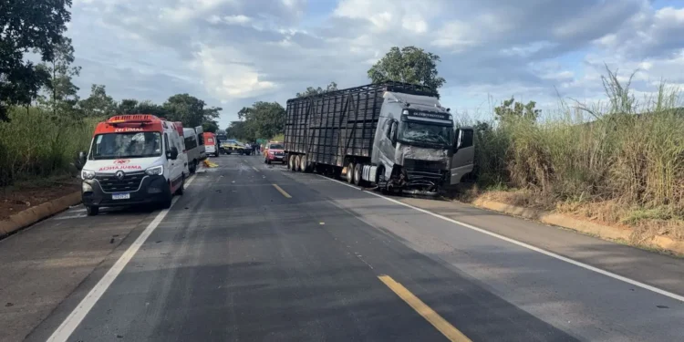 acidente-entre-van,-pick-up-e-caminhao-deixa-8-mortos-na-br-020