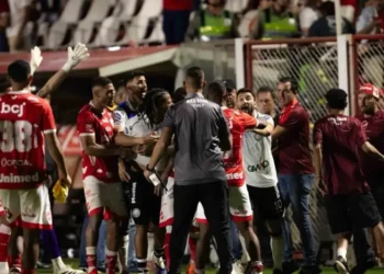 vila-nova-e-multado-em-r$-30-mil-apos-confusao-e-caso-de-racismo-na-serie-b