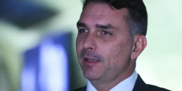 flavio-bolsonaro-defende-exploracao-de-terras-raras-com-participacao-estrangeira