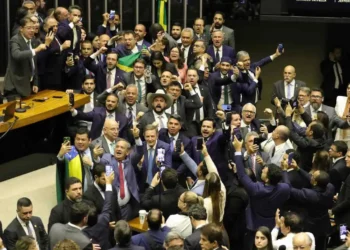 direita-critica-pec-6×1,-mas-deve-votar-a-favor-frente-ao-risco-de-rejeicao