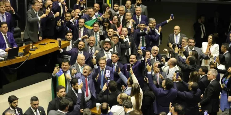 direita-critica-pec-6×1,-mas-deve-votar-a-favor-frente-ao-risco-de-rejeicao