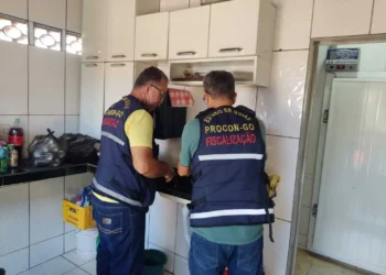 procon-goias-apreende-quase-450-latas-de-cerveja-vencidas-em-distribuidora-de-jandaia