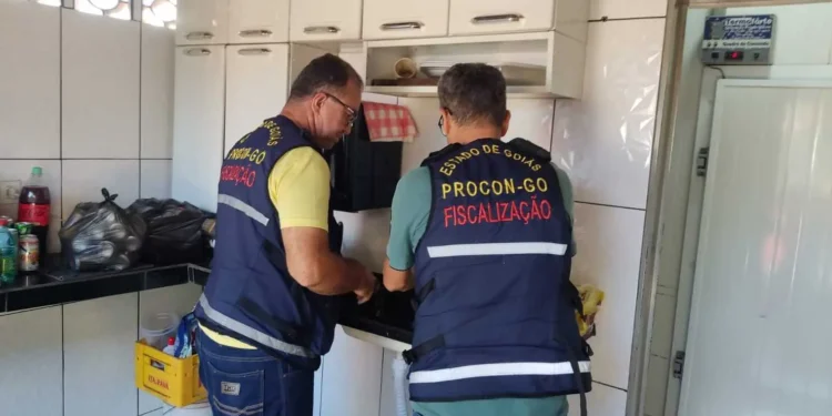 procon-goias-apreende-quase-450-latas-de-cerveja-vencidas-em-distribuidora-de-jandaia
