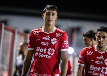 vila-nova-vira-nos-acrescimos,-elimina-araguaina-e-avanca-na-copa-centro-oeste