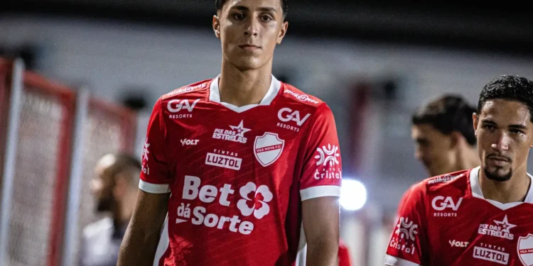 vila-nova-vira-nos-acrescimos,-elimina-araguaina-e-avanca-na-copa-centro-oeste