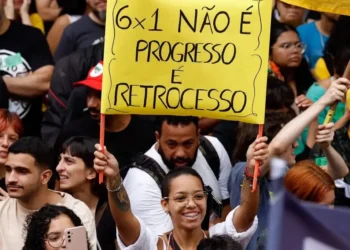 esquerda-faz-ato-em-goiania-e-defende-fim-da-escala-6×1-no-1o-de-maio