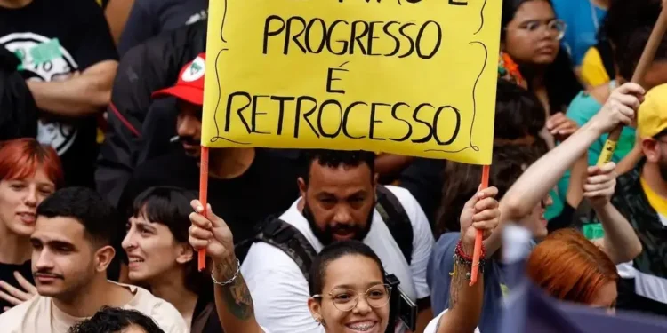 esquerda-faz-ato-em-goiania-e-defende-fim-da-escala-6×1-no-1o-de-maio