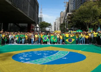 direita-e-esquerda-ocupam-espacos-distintos-no-1o-de-maio-em-sao-paulo