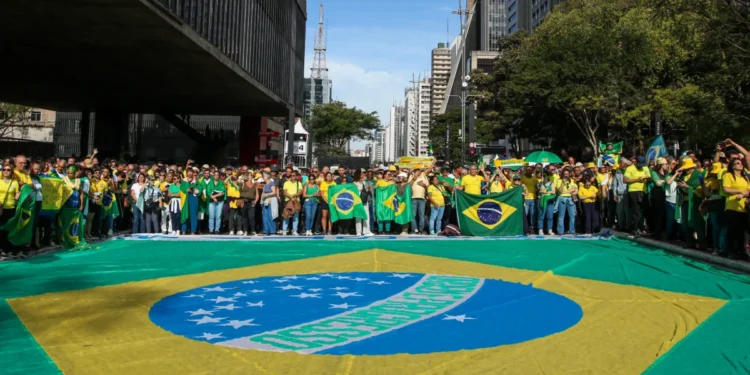 direita-e-esquerda-ocupam-espacos-distintos-no-1o-de-maio-em-sao-paulo