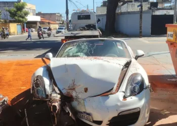 carro-de-luxo-destroi-muro-de-cmei,-no-jardim-america,-em-goiania