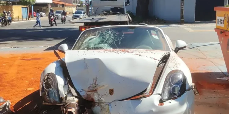 carro-de-luxo-destroi-muro-de-cmei,-no-jardim-america,-em-goiania