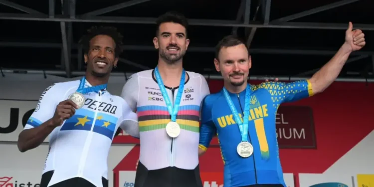 lauro-chaman-e-ouro-em-etapa-a-copa-do-mundo-de-ciclismo-de-estrada