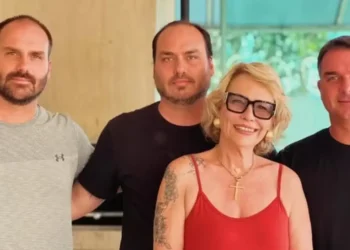 flavio-bolsonaro-articula-para-lancar-a-mae-ao-senado-no-lugar-de-castro