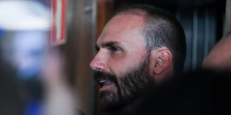 eduardo-bolsonaro-diz-que-lula-vai-aos-eua-“para-proteger”-pcc-e-cv
