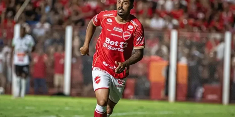 stjd-reduz-punicao-de-dellatorre,-mas-atacante-desfalca-o-vila-nova-contra-o-goias