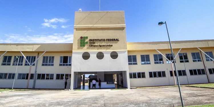 ifs-de-goias-abrem-selecoes-para-professores-com-salarios-de-ate-r$-8,3-mil