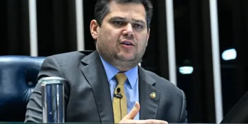 alcolumbre-quer-agenda-com-lula-para-restabelecer-relacao-apos-derrota-de-messias