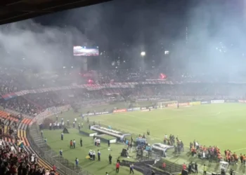 flamengo-x-independiente-vira-caos-na-colombia-e-conmebol-cancela-jogo-apos-apenas-1-minuto