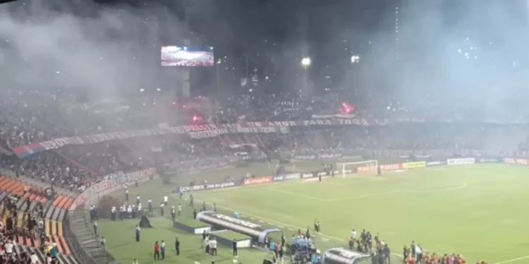 flamengo-x-independiente-vira-caos-na-colombia-e-conmebol-cancela-jogo-apos-apenas-1-minuto